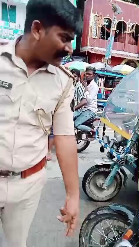 आज गोपालगंज ट्रैफिक पुलिस का जरा कारनामा देखी जो कह रही है की मैं एक बाइक पे एक ही हेलमेट जरूरी हैं और और खुद हेलमेट नहीं लगाया है और न इनके बुलेट में नंबर प्लेट है गोपालगंज एसपी और गोपालगंज ट्रैफिक एसपी से निवेदन है इस करवाई करे