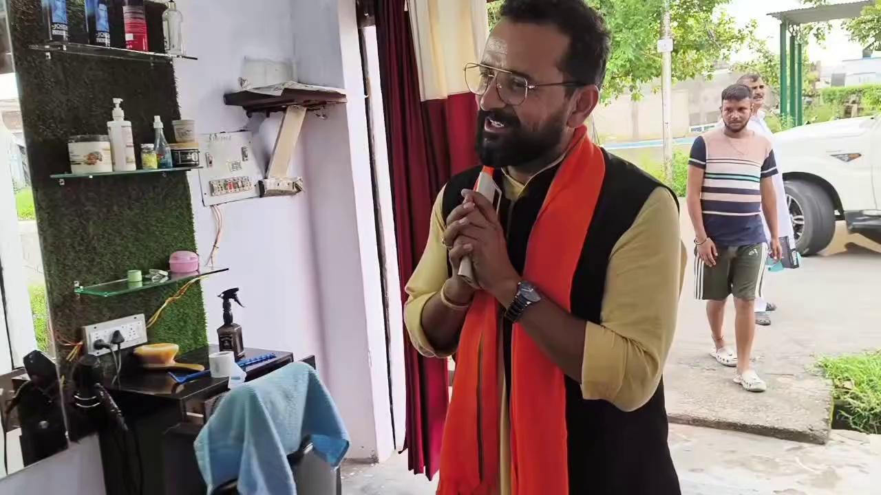 Narinder Singh Bhau BJP INDIA leader and his team inaugurated the Sajan's Saloon in Ward No.4 at Khour at Chhamb Assembly constituency. He said this is one of the good things that instead of jobseekers they are becoming job providers.Kindly watch and share