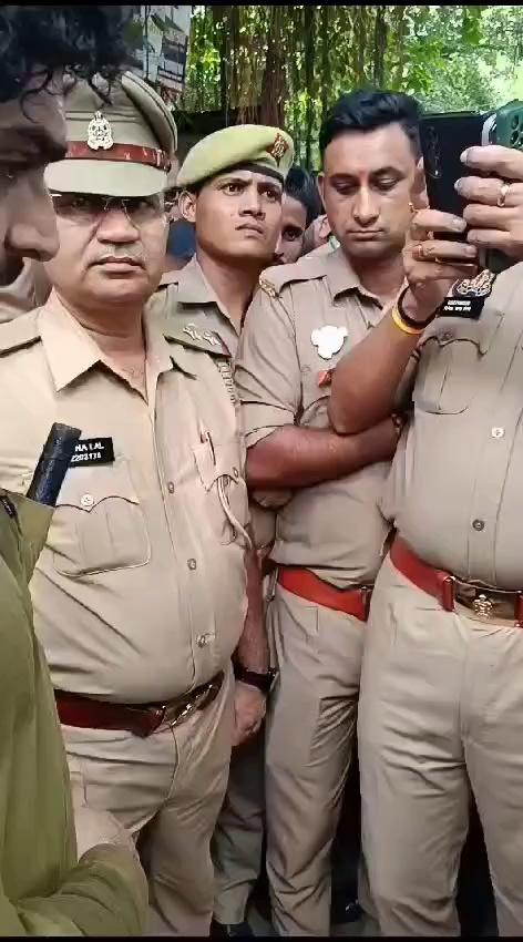 लखनऊ
कोर्ट परिसर में देसी असलहे के साथ एक युवक गिरफ्तार।
वजीरगंज पुलिस ने किया गिरफ्तार।
सोशल मीडिया पर वीडियो हो रहा वायरल। मौके पर भरी पुलिस फ़ोर्स मौजूद। जानकारी के मुताबिक कोर्ट परिसर में असलहे के साथ दाखिल हुआ था युवक। वजीरगंज पुलिस मामले की जांच पड़ताल में जुटी।