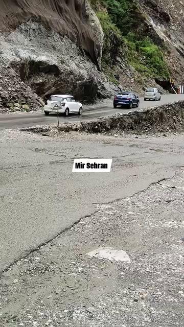 Current situation at Ramsoo sector Both sides passengers vehicles continue fresh Hmvs also released from jhakani Udhampur towards Srinagar