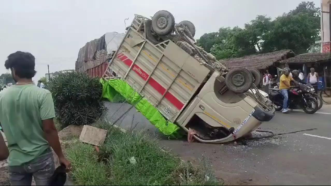 यूपी बस्ती। फोरलेन पर कप्तानगंज विद्युत उपकेंद्र के पास फोरलेन के डिवाइडर पर स्ट्रीट लाइट का कार्य कर रही मजदूरों की गाड़ी में ट्रक ने मारी ठोकर,बड़ा हादसा
highlight Parmod Ojha Randhir Mishra Adgzone Gorakhpur Procell Basti युवा संघ कुलदीप तिवारी Basti Police Rakesh Chauhan