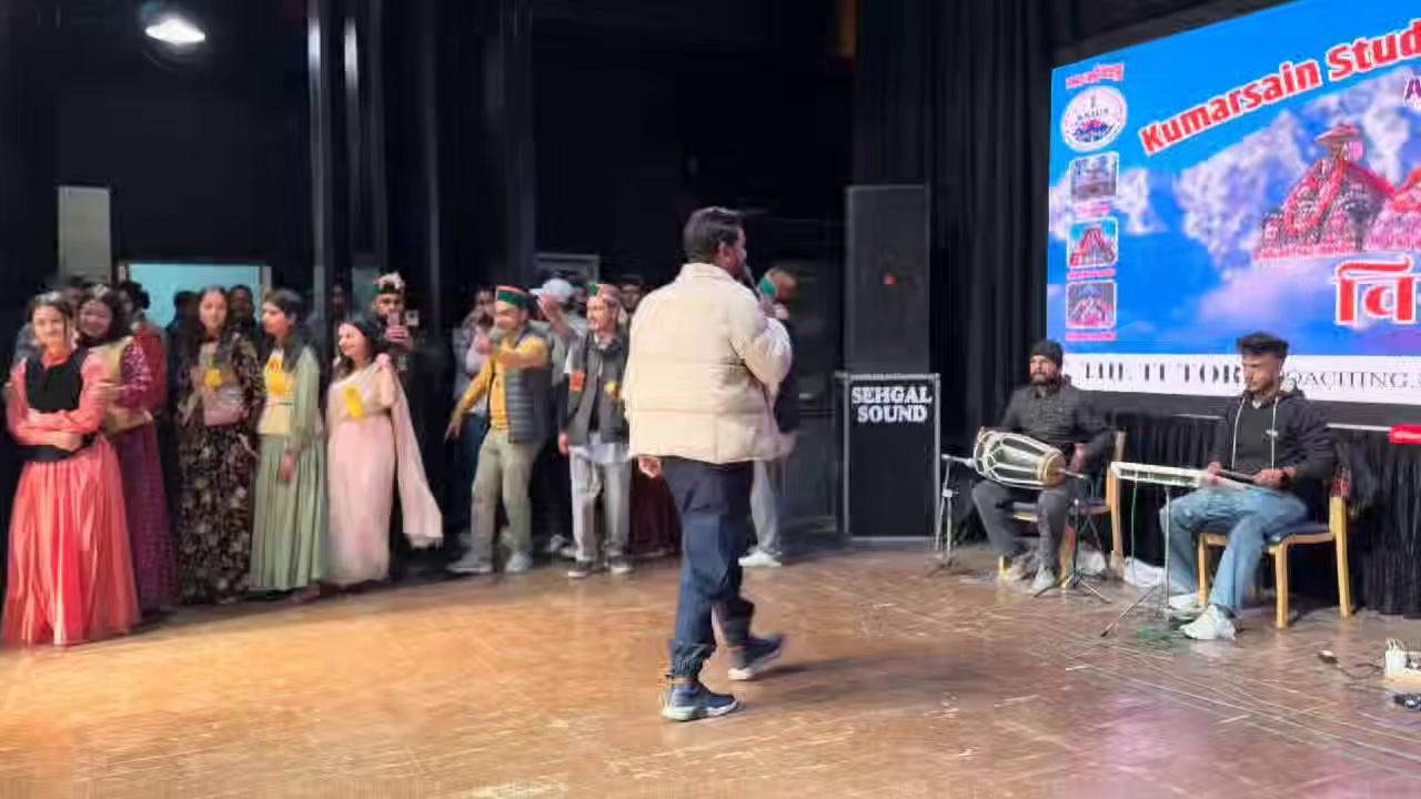 Santosh Toshi pahari live show
Kumarsain