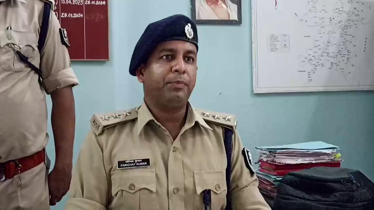 भोजपुर पुलिस की बड़ी उपलब्धि आरा नगर थाना अंतर्गत किसी बड़ी घटना को अंजाम देने से पूर्व एक अपराधी एक अवैध हथियार के साथ एक जिंदा कारतूस के साथ गिरफ्तार इसको लेकर भोजपुर ए एसपी परिचय कुमार ने प्रेस कॉन्फ्रेंस कर दी जानकारी