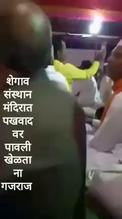 कीर्तनकाराला हार घालून पखवाज तालावर नाचत भक्ती व्यक्त करीत असताना गजराज (हत्ती) शेगाव येथील गजानन महाराज मंदिरातील व्हिडिओ जरुर पहा.