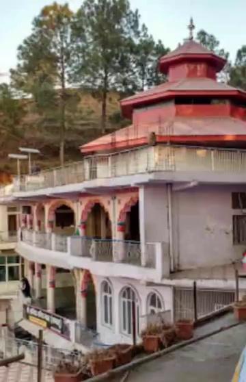 Ek yaadgaar Safar.....Sushilkumar
हिमाचल प्रदेश को देवभूमि के नाम से जाना जाता है। यहां पर देवी-देवताओं के अनेको मंदिर हैं। ऐसा ही एक मंदिर भगवान शनि देव का है, जो लंबलू हमीरपुर से 10 किलोमीटर की दूरी पर स्थित है। इस मंदिर का निर्माण स्थानीय लोगों के सहयोग से वर्ष 1996 में हुआ था। अब यह मंदिर हिमाचल सरकार के हाथों में है। हमीरपुर प्रशासन पिछले 4 सालों से इस मंदिर की देखरेख कर रहा है। इस मंदिर के अंदर भगवान शनिदेव की काफी बड़ी मूर्ति विद्यमान है। इसके अलावा हनुमान जी की 88 फुट की मूर्ति जो कि पंचमुखी है और भैरव देव जी की भी 31 फुट की मूर्ति स्थापित की गई है। मंदिर के आसपास काफी मोड़ हैं, यहां पर बसों को मोड़ना बहुत मुश्किल होता था। वर्ष 1994 में हिमाचल परिवहन की एक बस यहां मोड़ से गिर गई थी, जिसमें विद्यार्थी टेस्ट देने हमीरपुर जा रहे थे। ब्रेक फेल होने के कारण बस गिर गई। स्थानीय लोगों की सहायता से घायलों को बाहर निकाला गया, जिसमें 4 की मृत्यु हो गई थी। उसके बाद किसी को स्वप्न आया कि यहां पर मंदिर बनना चाहिए। स्थानीय लोगों के सहयोग से यहां पर खुदाई के समय एक पिंडी मिली, तभी फैसला लिया गया कि यहां पर शनि देव का मंदिर बनना चाहिए। मंदिर का पांच मंजिला भवन देखने में बहुत ही सुंदर लगता है। इस मंदिर में हर शनिवार भंडारे का आयोजन किया जाता है। दूर-दूर से लोग आकर यहां पर भंडारे का आयोजन कराते हैं और पहले से ही बुकिंग करवा लेते हैं। भंडारे में प्याज, लहसुन का प्रयोग नहीं किया जाता है। हर साल जून या जुलाई के महीने में जेठे शनिवार को भंडारे का आयोजन होता है, जिसमें 250 के करीब लोग यहां पर स्पाटू सोलन से आकर भंडारा करवाते हैं। इस मंदिर में लोग तुला दान भी करवाते हैं और नवग्रहों की शांति भी करवाते हैं। यहां पर शनिदेव की काफी मान्यता मानी जाती है और इस धार्मिक स्थल का काफी महत्त्व भी है।