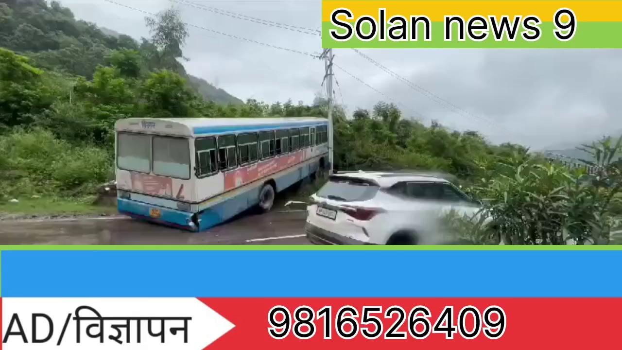 Solan,,
सोलन दतियार के निकट बस बैरिकेड तोड़कर पहाड़ से टकराई