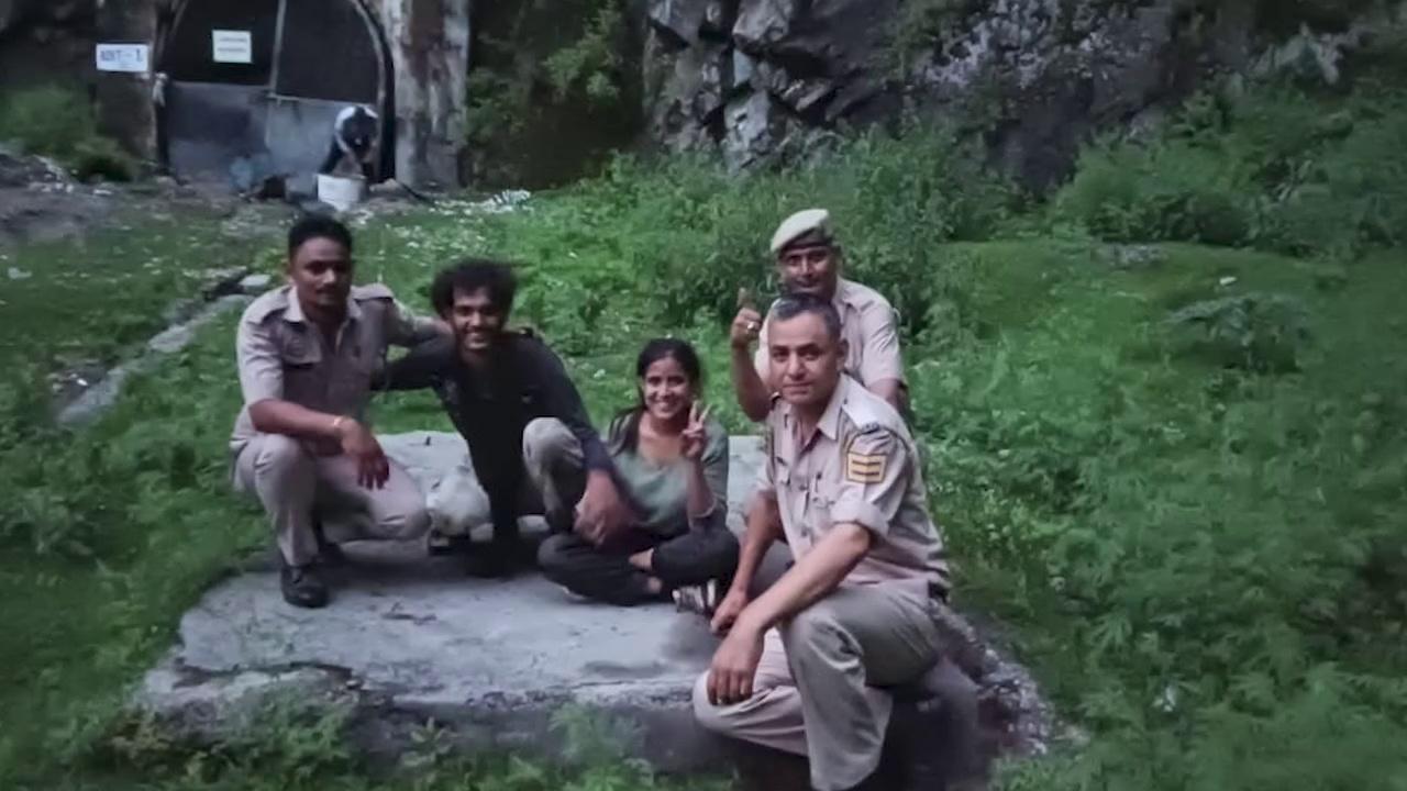 Malana और Chowki Jari के बीच फंसे थे पर्यटक, Police ने किया Rescue