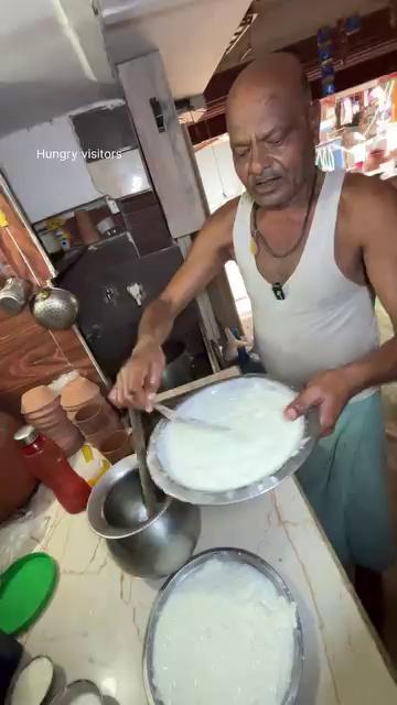 फिरोजाबाद की इस दुकान में मिलती है बिना चीनी की अनोखी लस्सी
l amazing lassi in firozabad