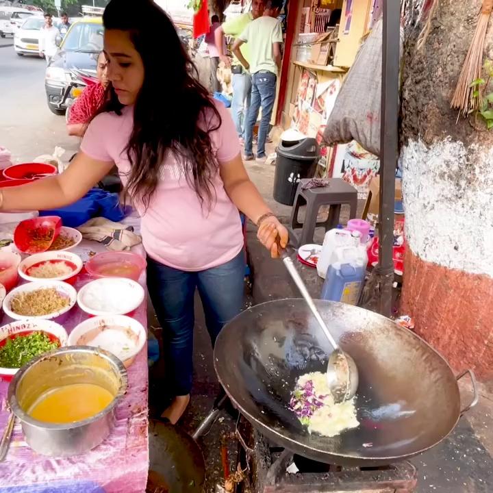 Famous Mumbai ki Pinky Didi for Chinese Cuisine Making || Indian Street Food
