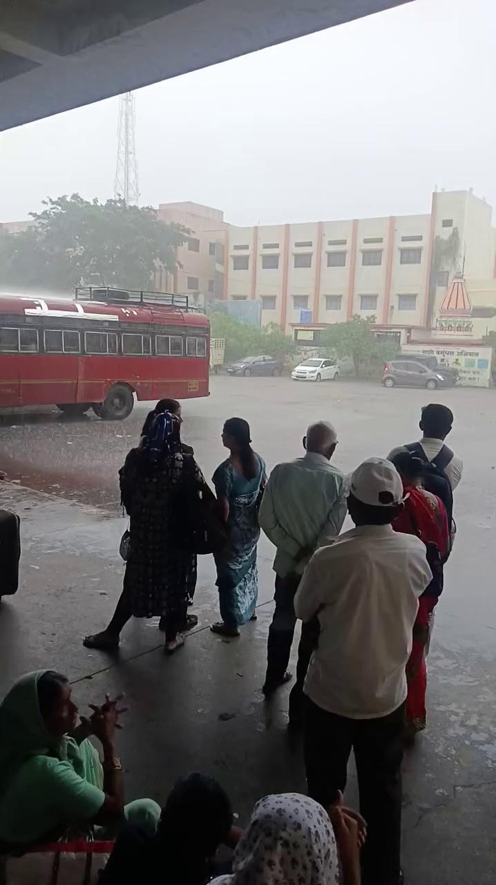 इंदापूर मध्ये जोरदार पाऊस चालू आहे
