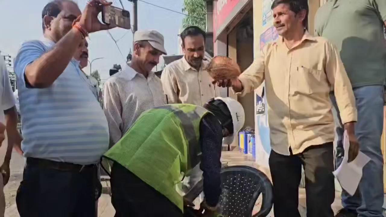 मतदान करने का पहला तोफा जनता को: चुनाव के बाद शुरू हुए स्मार्ट मीटर लगना,विधानसभा चुनाव के नितीजे अभी निकले नही लेकिन जिला प्रशासन द्वारा शहरी इलाकों में आज सरकार की ओर से स्मार्ट मीटर लगाना शुरू कर दिया गया है शनिवार को कठुआ शहर में इसकी शुरुआत की गई है फिर हीरानगर,लखनपुर,नगरी परोल, बसोहली और बिलावर में स्मार्ट मीटर लगने शुरू हो गए है पहले फेज में शहरी और फिर दूसरे चरण में ग्रामीण इलाकों में नए स्मार्ट मीटर लगने शुरू होंगे। इसके लिए सारी जरूरी प्रक्रिया पूरी कर ली गई है।और मीटरों की खरीद का काम सरकार द्वारा किया गया है ,जबकि निजी कंपनी को मीटर इंस्टाल करने का काम दिया जाएगा। इसकी देखरेख पावर डेवलपमेंट डिपार्टमेंट का प्रोजेक्ट विंग कर रहा है ,