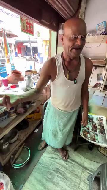 फ़िरोज़ाबाद में मिले अनोखे कृष्ण प्रेमी, बेचते हैं दाल बाटी
l firozabad famous street food