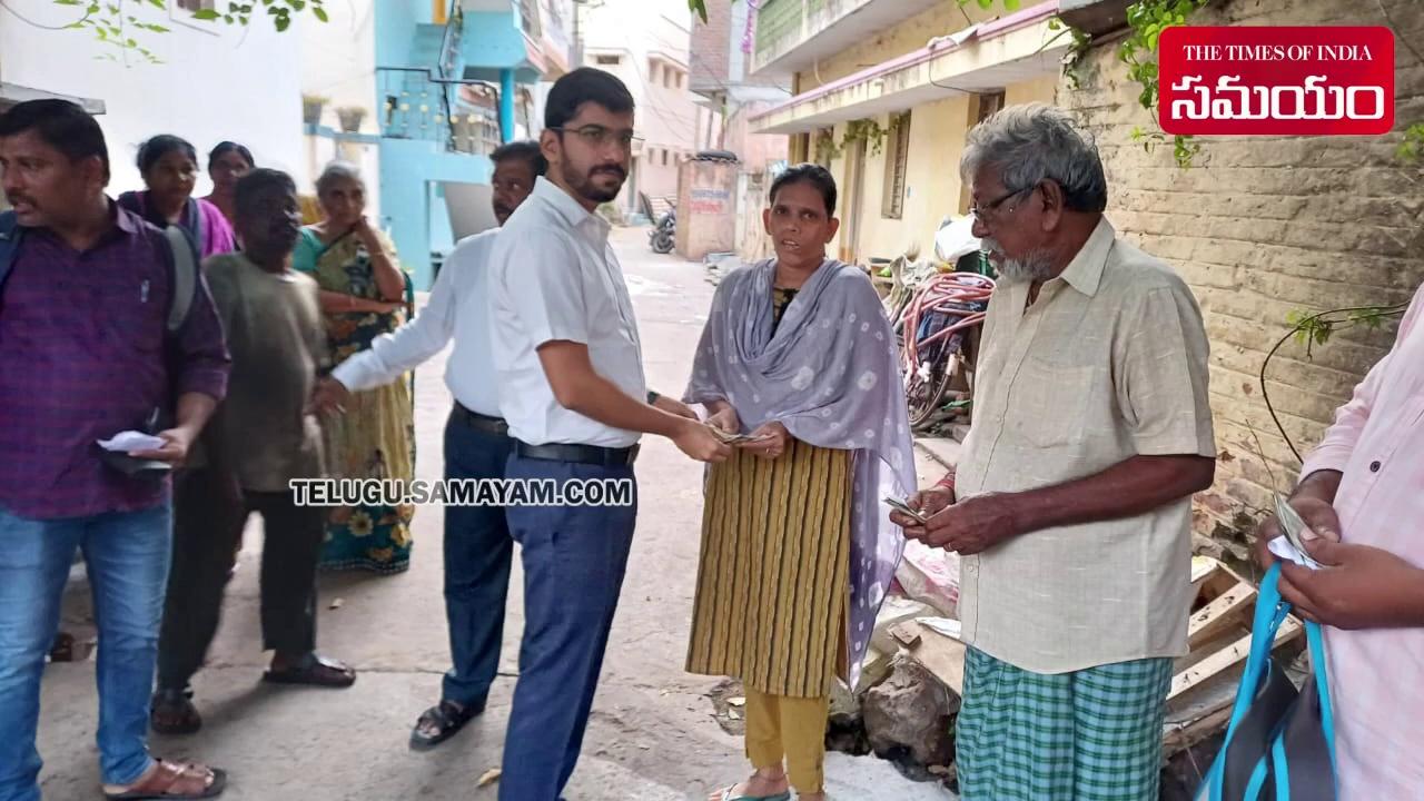 అంబేద్కర్ కోనసీమ జిల్లాలోని వరద ముంపు గ్రామాల్లో పింఛన్లు పంపిణీ చేసిన సచివాలయ సిబ్బంది.. మోకాళ్ల లోతు నీళ్లలో ఇంటింటికీ వెళ్లి పింఛన్లు పంచిన సిబ్బంది