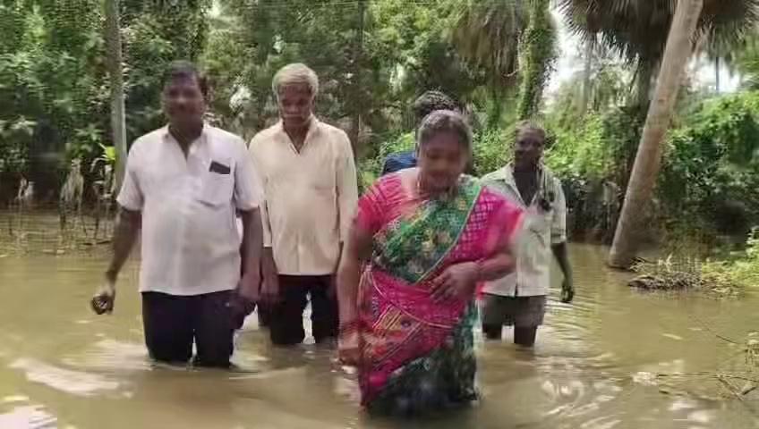 అంబేద్కర్ కోనసీమ జిల్లాలోని వరద ముంపు గ్రామాల్లో సాఫీగా జరుగుతున్న పెన్షన్ల పంపిణీ. వరద నీటిలోనే లబ్ధిదారుల ఇళ్లకు వెళ్ళి పెన్షన్లు పంపిణీ చేసిన అధికారులు.