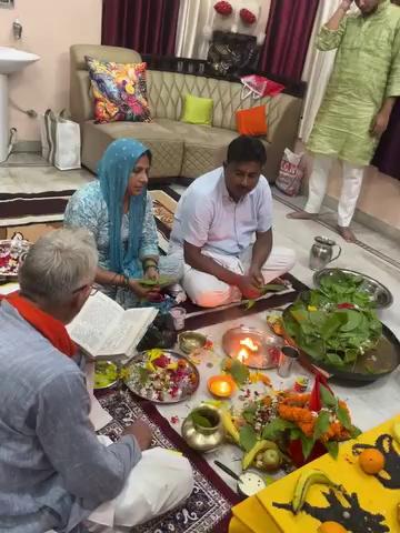 भगवान भोलेनाथ को अति प्रिय श्रावण मास के तृतीय सोमवार के पावन अवसर पर आज बेल्थरा रोड स्थित आवास पर विधि- विधान से रुद्राभिषेक कर सभी भक्तों, श्रद्धालुओं एवं चराचर जगत के कल्याण की प्रार्थना की। संस्थापक स्व० केशव प्रसाद पी०जी० कॉलेज श्री इन्द्र प्रताप सिंह जी ‘इन्नू’ व उनकी धर्मपत्नी श्रीमती अंजू सिंह जी