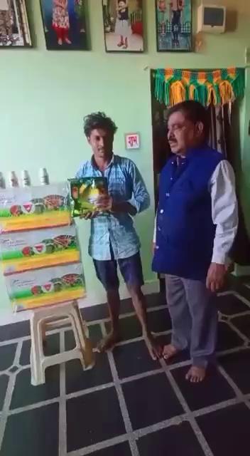 किसान भाई से बातचीत।
१) किसान भाई श्री अमरदास पटेल ग्राम नदिया तहसील डोंगरगाव छत्तीसगढ़, इनको पिछले दो साल से विक्रमवीर पुरस्कार विजेता श्री अंजोर सिंह साहू सर मल्टीप्लायर दे रहे हैं।
२) किसान भाई धान की खेती करते हैं, उत्पादन में चार क्विंटल प्रति एकड़ बढ़त मिली थी, किड रोग का प्रकोप कम हुआ, मिटटी नरम बनी, इसलिए किसान भाई लगातार मल्टीप्लायर तकनीक की खेती कर रहे हैं ,
३) किसान भाई ने बताया की, बढ़ते उत्पादन के साथ रासायनिक खाद की मात्रा कम कर रहे हैं, अभी रासायनिक खाद की मात्रा आधी रह गई है, खेती में लगनेवाला खर्चा भी आधा हो गया है, बावजूद उत्पादन बढ़कर मिल रहा है।
४) श्री अंजोर सिंह साहू सर ने किसान भाई की वीडियो बनाई है, इसे सुनिए।