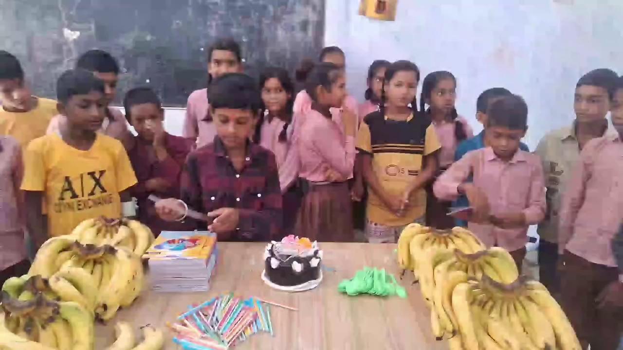 जूनियर हाई स्कूल तरबगंज में राधा रमन जयसवाल अपना जन्मदिन मनाते हुंए