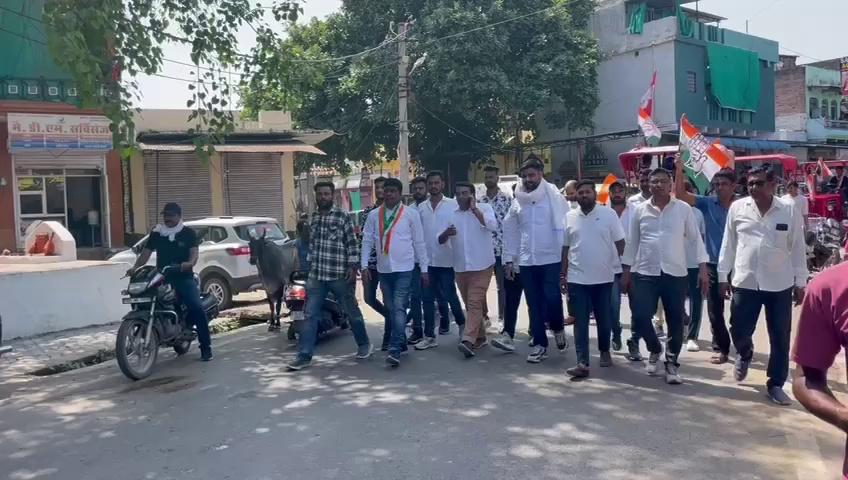 सांगोद 2 अक्टूबर किसान न्याय टेक्टर रैली में उजाड नदी की पुलिया के पास से कांग्रेस मंडल अध्यक्ष असरार अहमद के नेतृत्व में रिवरफरंट बायपास पर जाते हुए टेक्टर