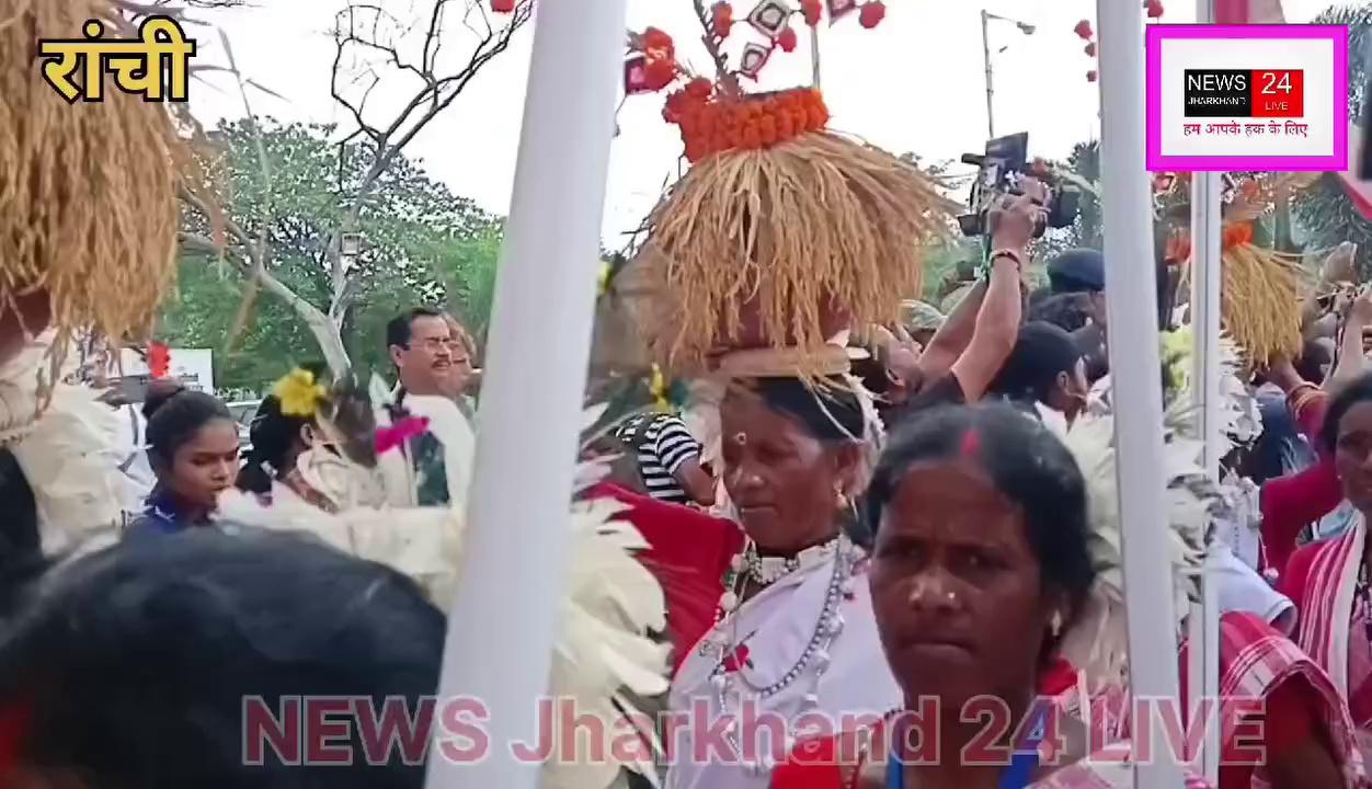 झारखंड आदिवासी महोत्सव में राज्यपाल संतोष गंगवार मुख्यमंत्री हेमंत सोरेन पत्नी कल्पना सोरेन और जनजातीय मंत्री दीपक बेरूवा मौजूद रहे