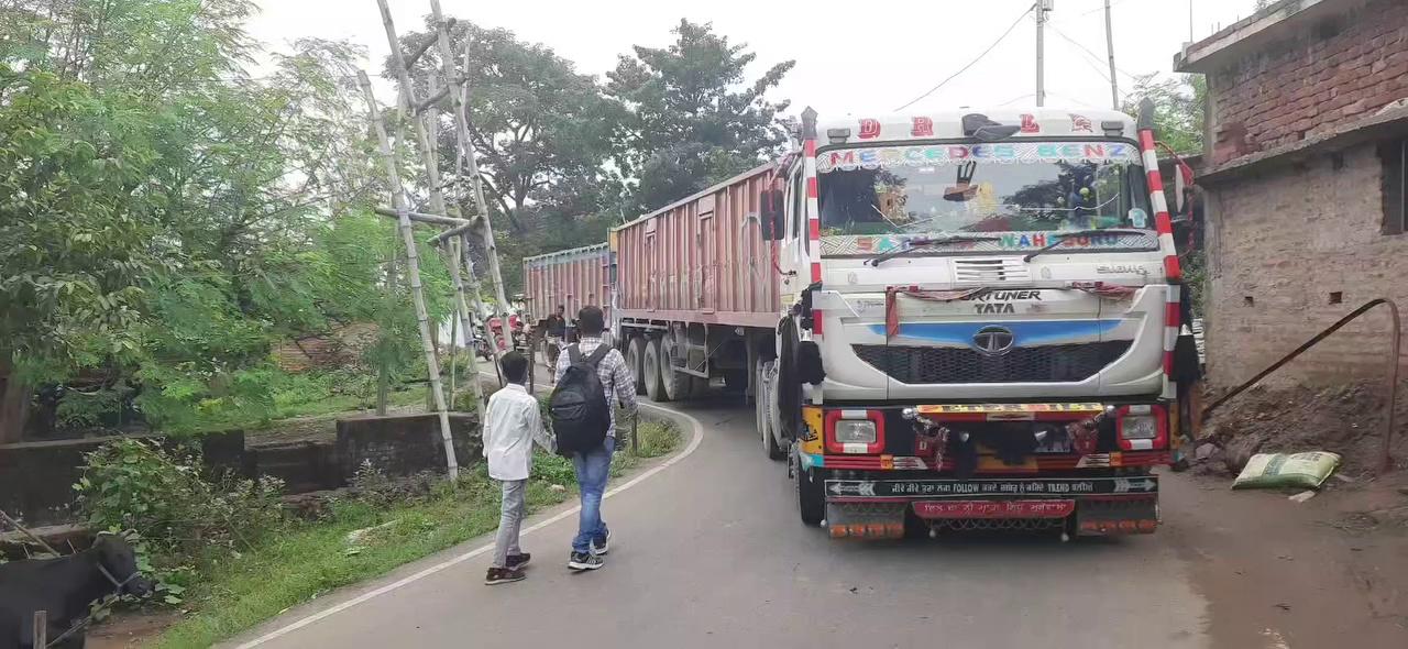 हसपुरा के सलेमपुर में सड़क जाम कर ग्रामीण करते रहे हंगामा