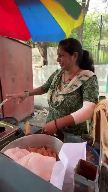 दिल्ली के मयूर विहार की शीतल दीदी ने दी लडकियों को जरूरी सलाह
l sheetal didi food stall in Mayur vihar Delhi