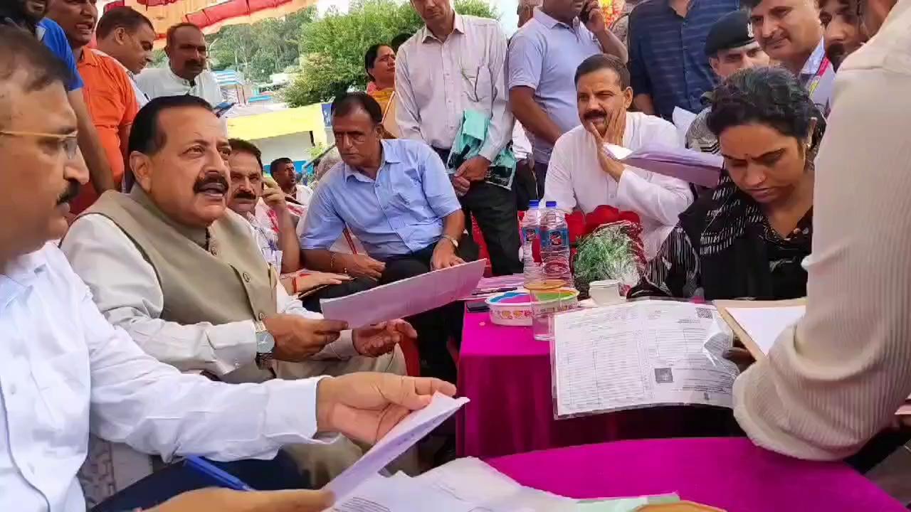 #Chenani (Distt #Udhampur) में लगाए गए #PublicDarbar में आए स्थानीय लोगों द्वारा लायी गई समस्याओं पर विस्तार में चर्चा की और बहुत से विषयों का on the spot निवारण हुआ तथा कुछ एक विषयों पर तत्काल समाधान के निर्देश जारी किए गए। प्रशासनिक अधिकारी भी मौजूद रहे।