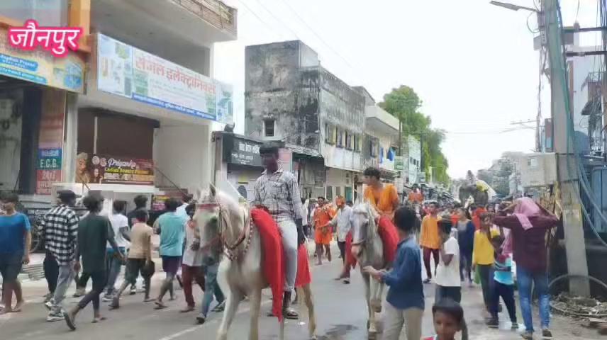 जौनपुर, कांवड़ियों का जत्था जलाभिषेक करने बाबा बैधनाथ धाम रवाना।