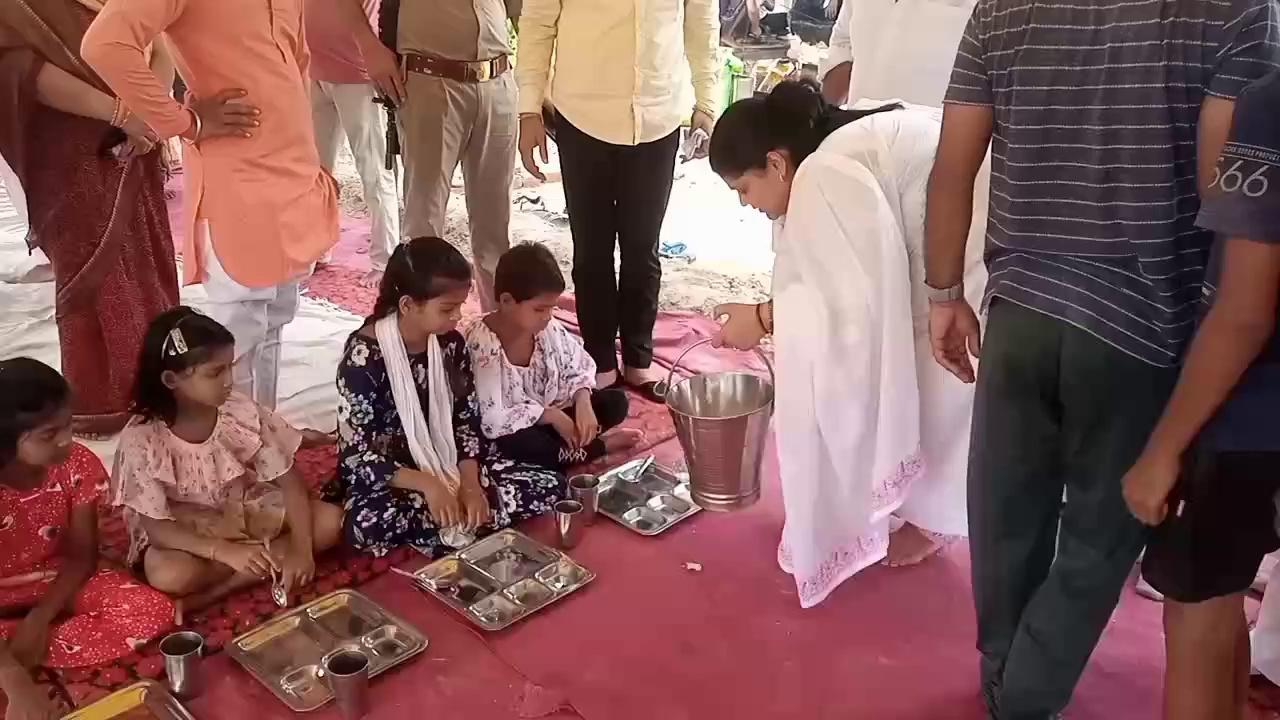 मीरगंज के हुरहुरी पर जिला पंचायत अध्यक्ष ने शिव काॅवर समिति का उद्घाटन कर कन्याओं को अपने हाथों से कराया भोजन।