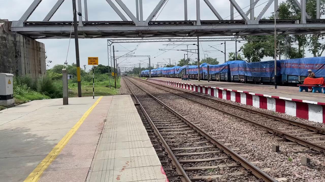 18427 - Puri Anvt Exp पूरी रफ्तार से हाथरस जंक्शन को क्रॉस करते हुए।