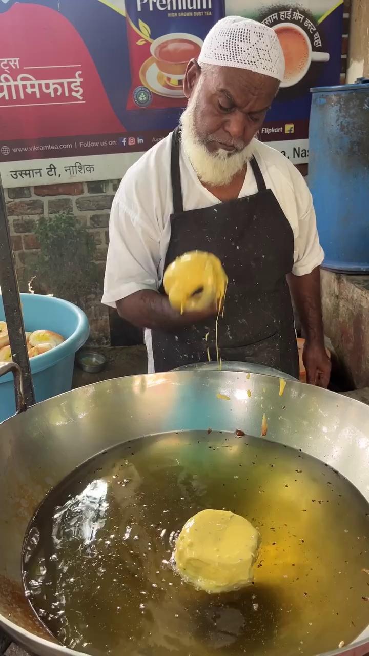 Usman Bhai making Classic Ulta Vada Pav in Nashik