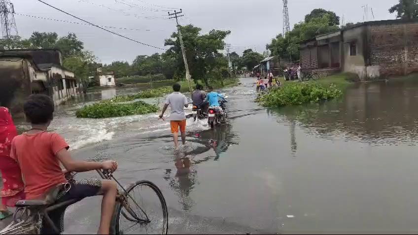 पलासी मदनपुर अररिया मुख्य मार्ग में मदनपुर बाजार के पास पानी चढ़ गया है!