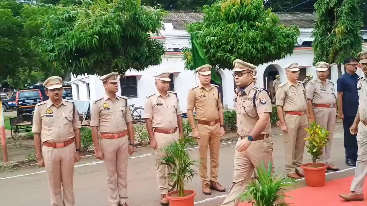 स्वतंत्रता दिवस पर मिर्जापुर पुलिस अधीक्षक ने ध्वजारोहण कर कर्तव्य एवं सत्य निष्ठा की दिलाई शपथ
उत्कृष्ट/सराहनीय कार्य करने वाले पुलिस कर्मियों को प्रशंसा चिन्ह से पुरस्कृत किया
: #आगे की खबर देखने/पढ़ने के लिए हमारे इस व्हाट्सएप चैनल को अभी फॉलो कर ले
खबर को विस्तार से पढ़े हमारे पोर्टल पर - todaymzpnews .in
#today_mzp_news - #mirzapur_news -