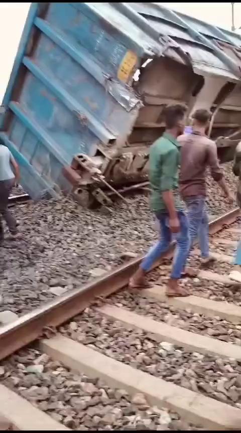 #kota_rail_news
जबलपुर मंडल में बेपटरी हुई मालगाड़ी, आज देरी से पहुंच सकती है दयोदय
कोटा। जबलपुर मंडल के दमोह के पास असलाना और पथरिया रेलवे स्टेशनों के बीच शाम करीब 7:20 बजे कोयले से भरी एक मालगाड़ी के 7 डिब्बे पटरी से उतर गए। इस घटना से रेल यातायात पूरी तरह ठप हो गया। इसके चलते कई ट्रेनों को पूर्ण और कई ट्रेनों को आंशिक रूप से रद्द किया गया है। साथ ही कई ट्रेनों के मार्ग भी बदले गए हैं।
कोटा आने वाली जबलपुर-अजमेर दयोदय ट्रेन (12181) का मार्ग भी बदला गया है। यह ट्रेन मुंगावली, अशोक नगर और गुना होते हुए कोटा आएगी। सिरोह, कटनी, दमोह और मालखेड़ी के बीच यह ट्रेन रद्द रही। इस ट्रेन के गुरुवार को देरी से कोटा पहुंचने की संभावना है। जबलपुर से ही यह ट्रेन करीब 40 मिनट देरी से रवाना हुई।