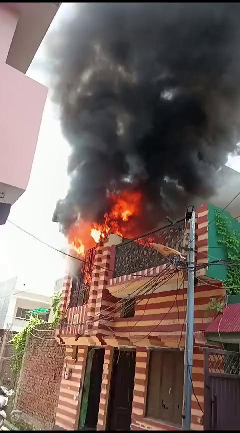 Moradabad : सिविल लाइन थाना क्षेत्र में एक घर के ऊपर से गुजर रही 33 हजार केवी विद्युत लाइन में फॉल्ट होने से निकली चिंगारी से घर में लगी भयंकर आग। लाख रुपए की कीमत का सामन जलकर खाक।