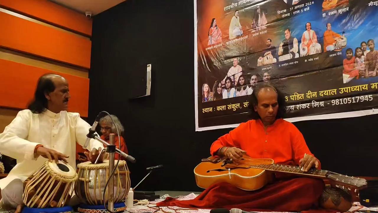 𝙎𝙝𝙤𝙧𝙩 𝘾𝙡𝙞𝙥 at Kala Sankul  Sanskar Bharti, New Delhi.
Society For Action Through Music (SAM) & Sangeet Nayak Pandit Dargahi Mishra Sangeet Academy Gurugram.
𝙋𝙖𝙣𝙙𝙞𝙩 𝙍𝙖𝙣𝙜𝙣𝙖𝙩𝙝 𝙈𝙞𝙨𝙝𝙧𝙖 𝙎𝙢𝙧𝙞𝙩𝙞 𝙎𝙖𝙣𝙜𝙚𝙚𝙩 𝙎𝙖𝙢𝙖𝙧𝙤𝙝.
Tabla accompanied by Dr.Mahendra Sharma.
Many thanks to the President of SAM Pandit Vijay Shankar Mishra Ji.