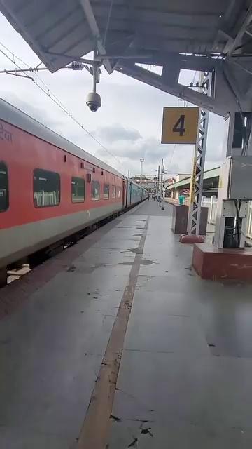 भारतीय रेलवे प्लेटफार्म पर खड़ी है बेंगलुरु दानापुर..
Bhartiya Railway Platform Per Khadi Hai Bengaluru Danapur