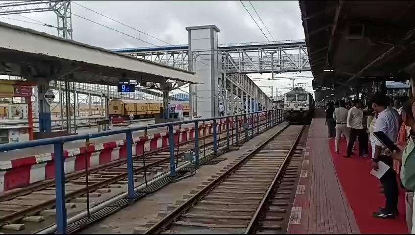 रीवा से भोपाल के लिए शुरु हुई नई ट्रेन,रीवा सांसद ने भोपाल - रीवा नई ट्रेन का रेलवे स्टेशन में किया स्वागत।