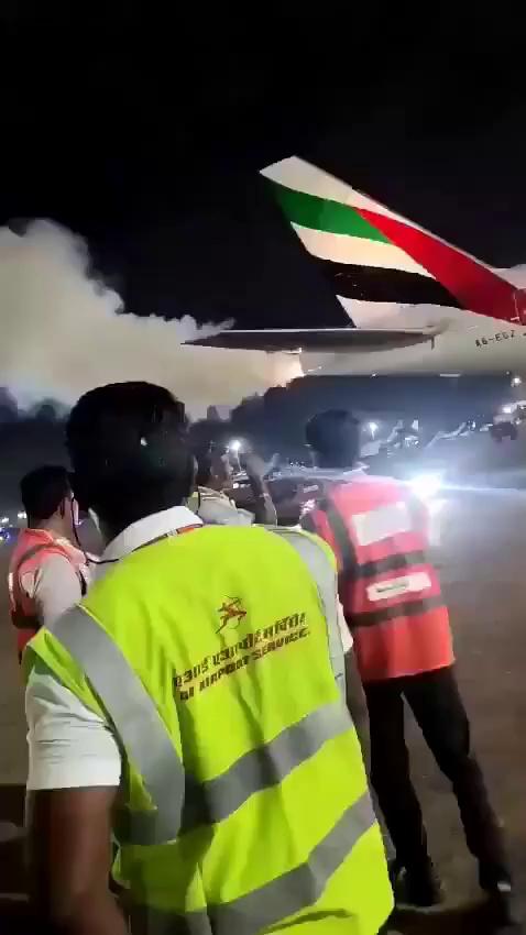 Sep 24 :Chennai Airport
சென்னை - துபாய் எமிரேட்ஸ் விமானத்தில் திடீர் புகை: பயணிகள் கடும் அதிர்ச்சி!