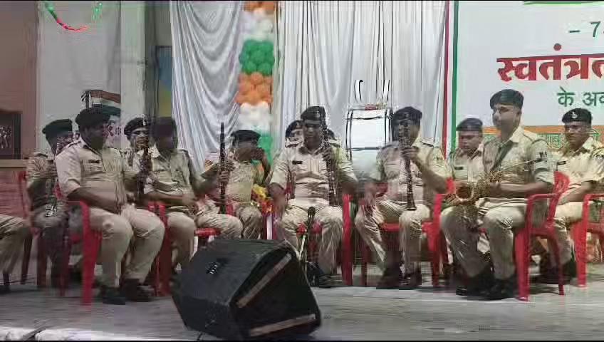 दिनांक 11 अगस्त 2024 को आजादी के रंग, खाकी के संग" अभियान में झाबुआ पुलिस बैंड द्वारा शानदार प्रस्तुति देते हुए