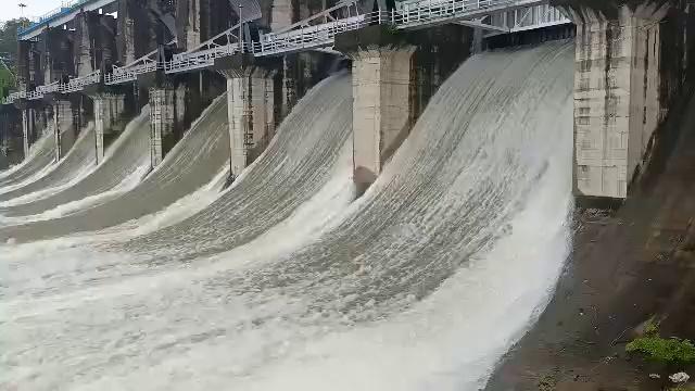 सीहोर जिले में हो रही वर्षा के कारण कोलार डैम का जलस्तर बढ़ाने के कारण डेम के छह ही गेट खोल दिए गए हैं