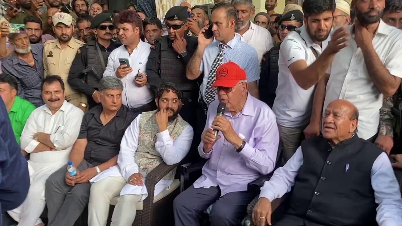 Dr Farooq Abdullah singing Aaj Janae ki zid na Karoo, Sawan Ka Maheena Pawan karae soor at Paserkoot Chatroo on the eve of marriage ceremony of Kamesh Sharma son of NC leader Pyarae Lal Sharma. Listen beautiful songs in beautiful voice of Dr Farooq Abdullah, like, share & follow page for latest updates NCSU Kishtwar J&K National Conference