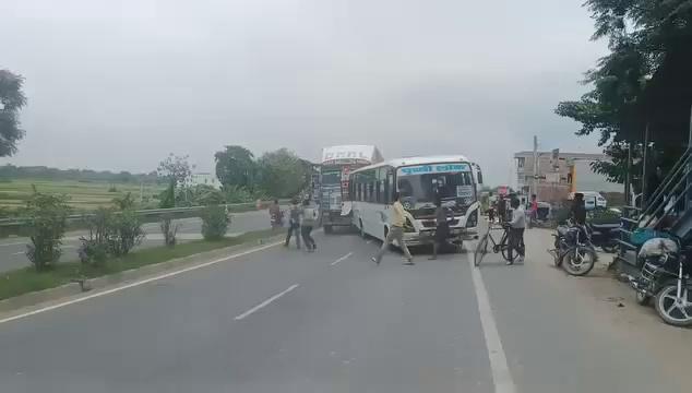 भारत के झंझारपुर में जब ड्राइवर ने गाड़ी को पीछे से टक्कर मार कर बचने की कोशिश की