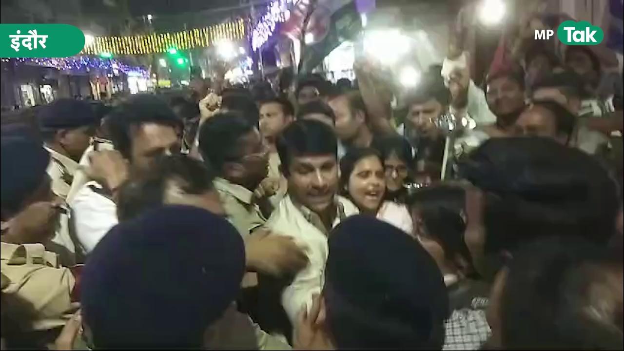 Indore में कांग्रेसियों ने दिखाई अपनी ताकत, मशाल जुलूस के दौरान पुलिस से झड़प ! MP Tak