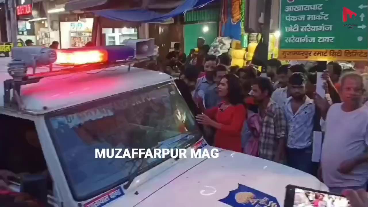 #Muzaffarpur पुलिस को किन्नर का चालान काटना पड़ा महंगा टॉवर चॉक पर किया हंगामा पुलिस गाड़ी का सीसा फोड़ा