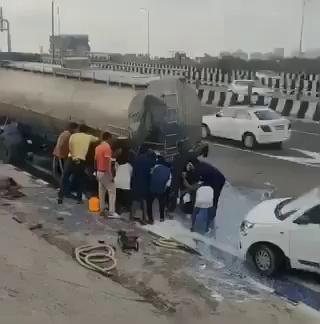 ट्रक और दूध के टैंकर की टक्कर में ड्राइवर की मौत हो गई ,जैसे ही लोगों को पता चला कि दूध वाहन के ड्राइवर की मौत हो चुकी है दूध की लूट शुरू हो गई और कैन व पॉलीथीन दूध से भरी जाने लगी, मामला बांग्लादेश के ढाका का नही है बल्कि दिल्ली से सटे ग़ाज़ियाबाद के विजयनगर का है जहां दूध वाहन में लूटपाट की जा रही है!