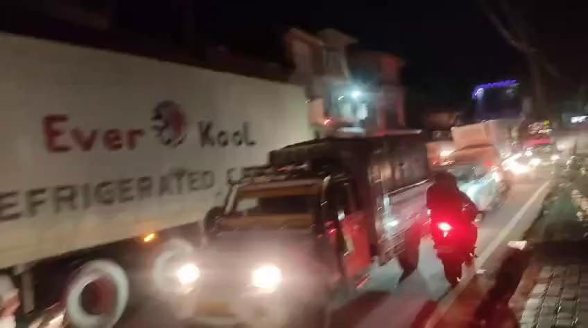 Heavy traffic jam at Banihal Market due to many Vehicle's breakdown