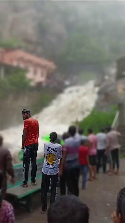 जयपुर के समीप चौमूं --सामोद मालेश्वर धाम मंदिर के पास पहाड़ों से बहता झरना ..