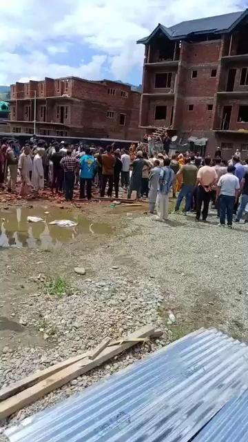 Demolition drive started in Charigam Pahalgam by SDM Pahalgam And Tehsildar