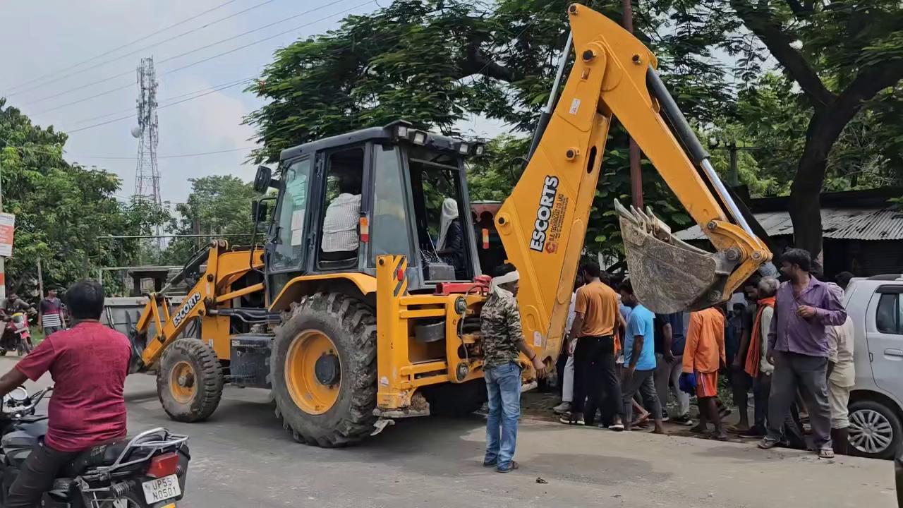 शाहपुर में अतिक्रमण पर चला DM डॉ राजा गणपति आर के निर्देश पर बाबा का बुलडोजर