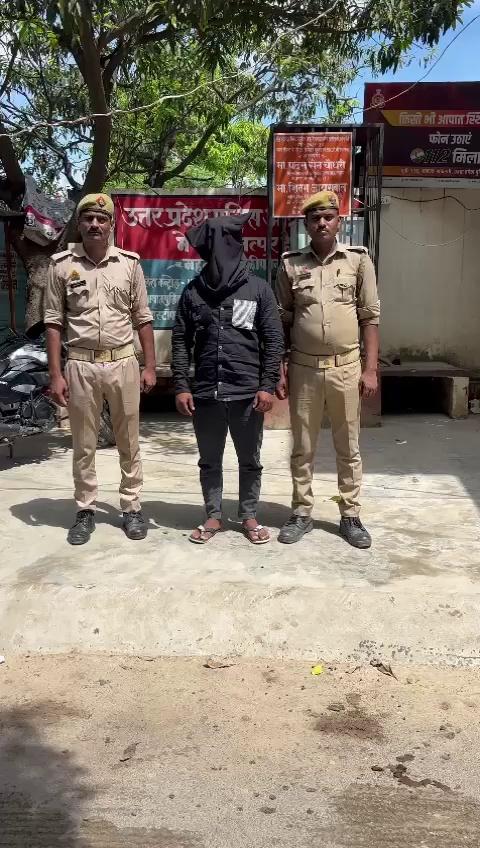 एक और मदारा गांव के निवासी को पुलिस ने किया गिरफ्तार।
त्रिलोकपुर गांव में मोहर्रम जुलूस के संबंध लोक संपति क्षति निवारण एक्ट में थे नामित है ये साहब
पुलिस ने 11 धाराओं में मुकदमा दर्ज किया था।
Shravasti Breaking New SB News Live Ulfat Express Journalist Makbool Ahmad